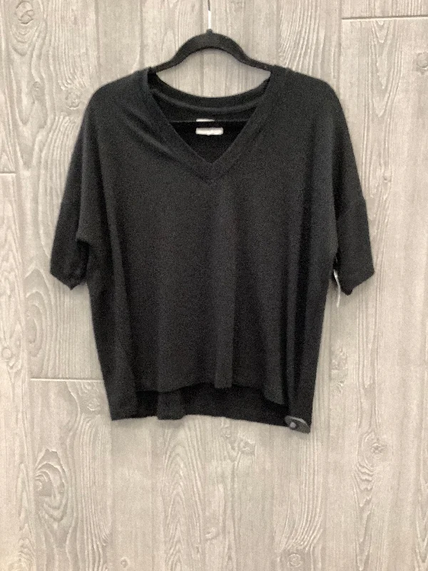 Top Short Sleeve By Lou And Grey In Black, Size: S Adventure