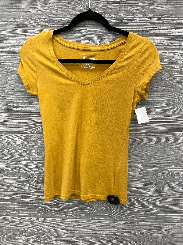 Top Short Sleeve By Clothes Mentor In Yellow, Size: M Traditional Men's Wool