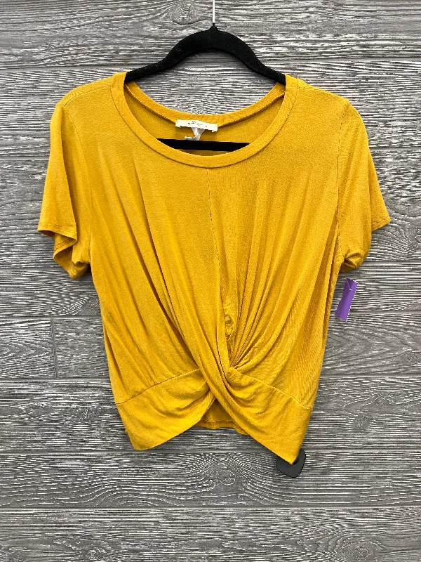 Top Short Sleeve By Clothes Mentor In Yellow, Size: M Classic Men's Pin